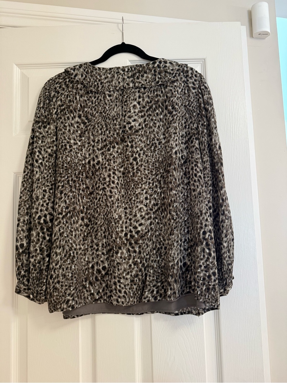 Leopard Metallic Swirly Print V-Neck Ruffle Long-Sleeve Top - Black/Silver - Picture 4 of 4